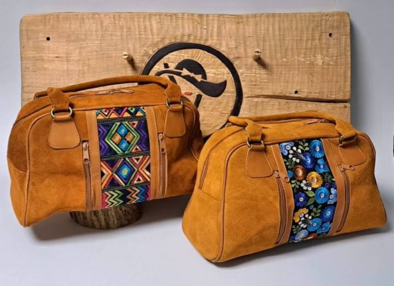 Ręcznie robione skórzane torebki z haftem z Ekwadoru